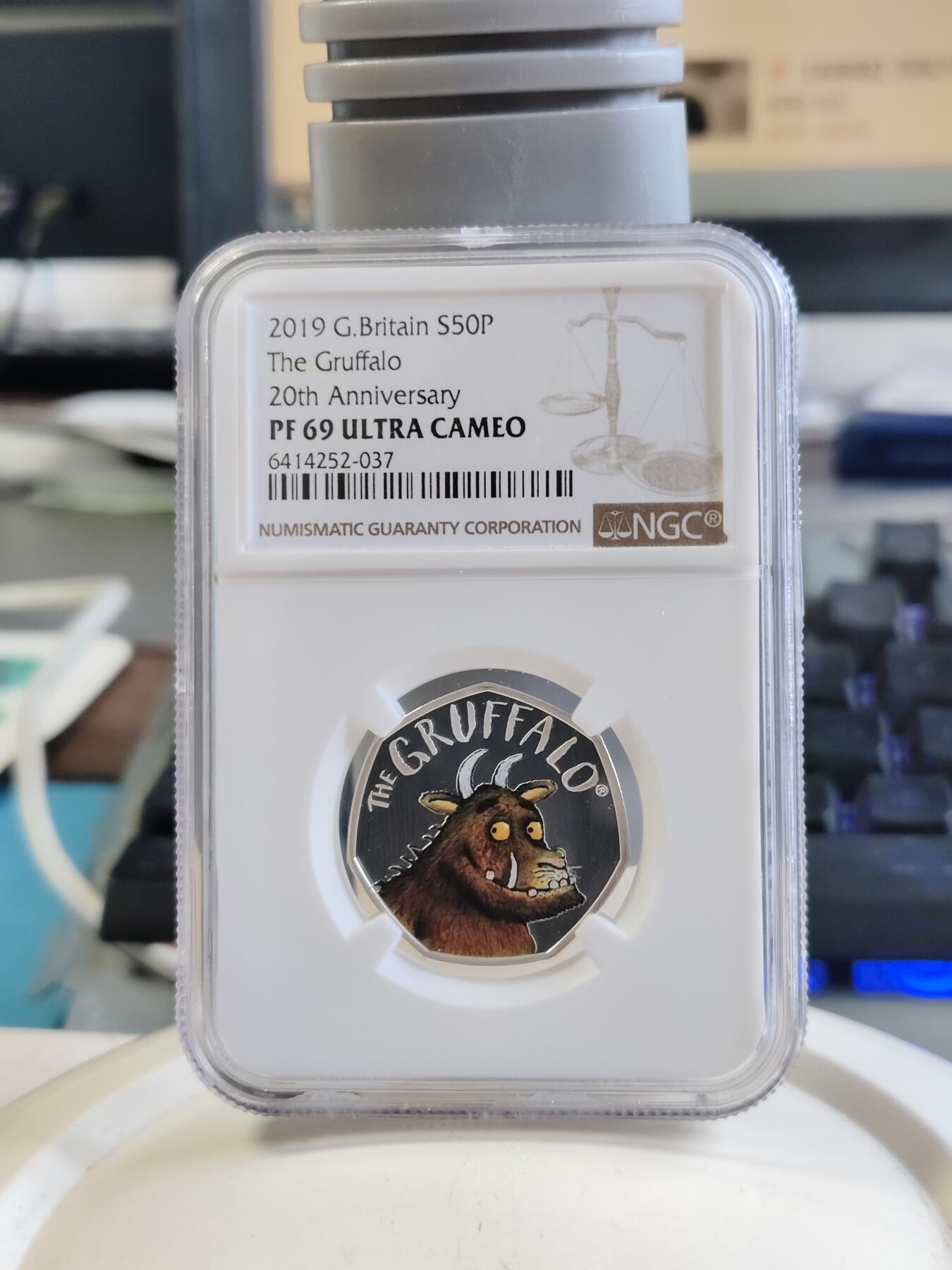 第168期拍卖【长期征集拍品】 英国2019年童话动物系列咕噜牛50便士纪念彩银币NGC-PF69原盒证书，925银，8克，发行量30000枚