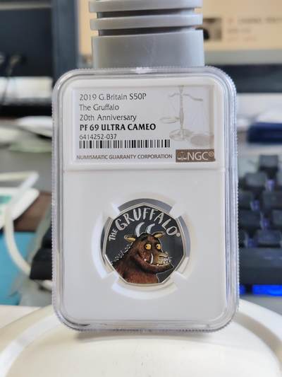 第168期拍卖【长期征集拍品】 - 英国2019年童话动物系列咕噜牛50便士纪念彩银币NGC-PF69原盒证书，925银，8克，发行量30000枚