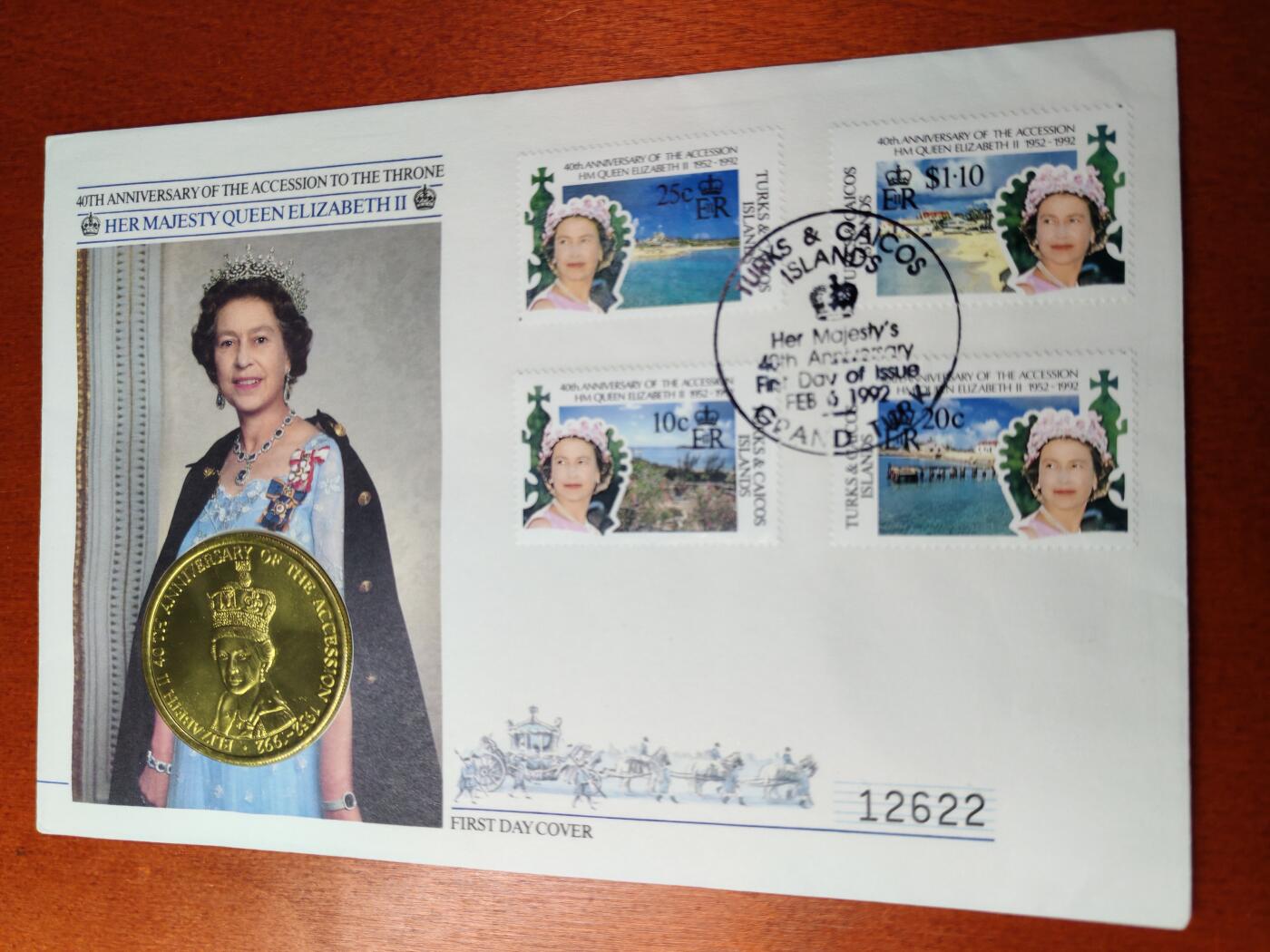 长老汇蛇年精选第九场拍卖 1992特克斯群岛女王登基40周年邮币封首日封，含同名5克朗铜镍币1枚