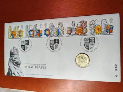 长老汇马年精选第九场拍卖 - 1998英国女王的神兽邮币封首日封，含同名1英镑铜镍币1枚，英文说明纸