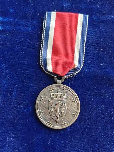 世界精品徽章拍卖 极其稀有的挪威韩战纪念章，韩战的联合国军中，挪威仅派出了623人参战，且主要是进行医疗支援，品相非常好且非常稀有的一枚。