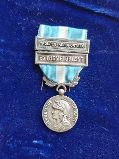 世界精品徽章拍卖 法国殖民地服役纪念章，1893年7月26日设立，授予在殖民地服役的法军官兵，带两个勋条，品相如图