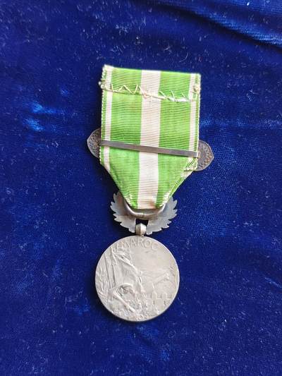 世界精品徽章拍卖 法国摩洛哥战役章，1909年7月22日设立，授予参加法国殖民地摩洛哥军事行动的法国官兵。带摩洛哥勋条，品相如图