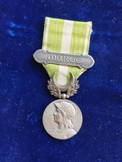 世界精品徽章拍卖 法国摩洛哥战役章，1909年7月22日设立，授予参加法国殖民地摩洛哥军事行动的法国官兵。带摩洛哥勋条，品相如图