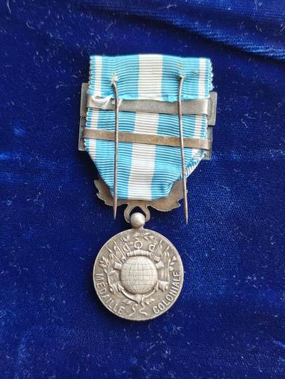 世界精品徽章拍卖 法国殖民地服役纪念章，1893年7月26日设立，授予在殖民地服役的法军官兵，带两个勋条，品相如图