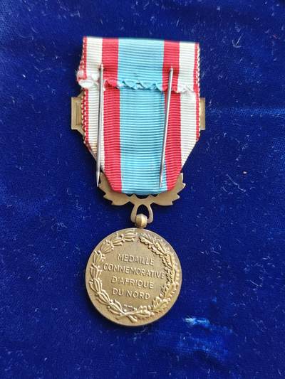 世界精品徽章拍卖 法国北非奖章，1958年1月11日设立，授予在北非殖民地服役超过三个月的法国官兵，带阿尔及利亚勋条，品相如图