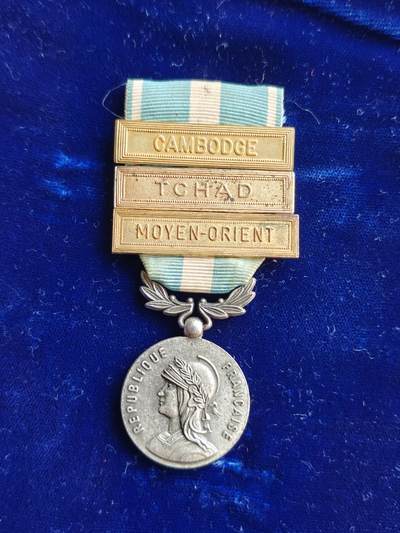 世界精品徽章拍卖 法国殖民地服役纪念章，1893年7月26日设立，授予在殖民地服役的法军官兵，带三勋条，品相如图