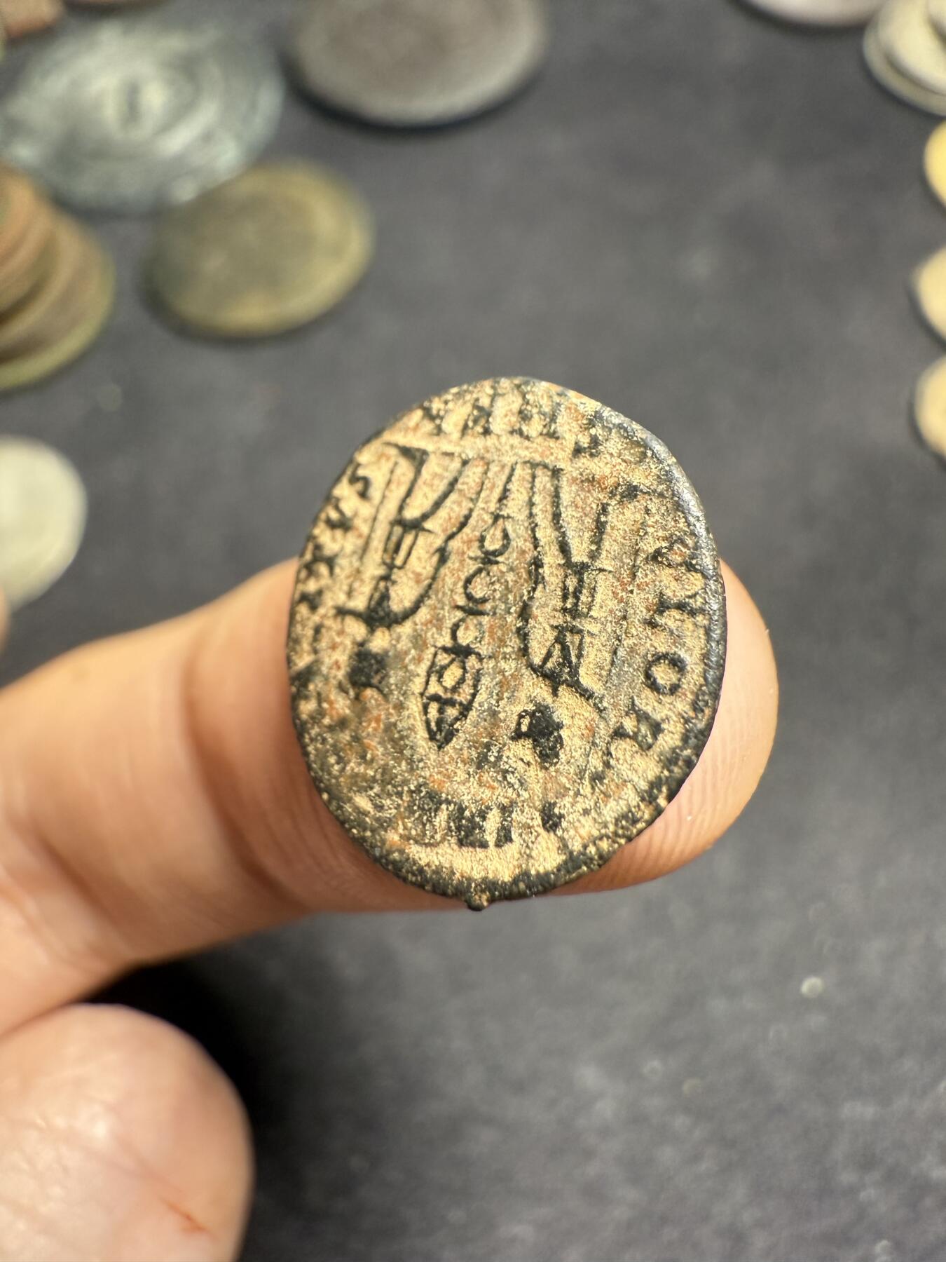 南宋泉阁俄币 外币 国币 专场第九期【送拍无额外佣金】 古罗马 公元337-340年 君士坦丁二世小铜币 士兵守护军旗 细节还不错 好品