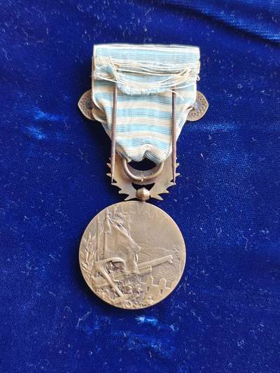 世界精品徽章拍卖 法国勒凡特战役章，比较稀少的一枚战役章，该战役章于1922年7月18日设立，授予参加叙利亚和西里西亚军事行动的法国军队。带铜质勒凡特勋条（服役期在 1918 年 11 月 11 日至 1921 年 10 月 20 日之间），品相如图