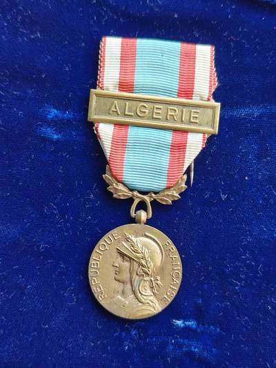 世界精品徽章拍卖 法国北非奖章，1958年1月11日设立，授予在北非殖民地服役超过三个月的法国官兵，带阿尔及利亚勋条，品相如图