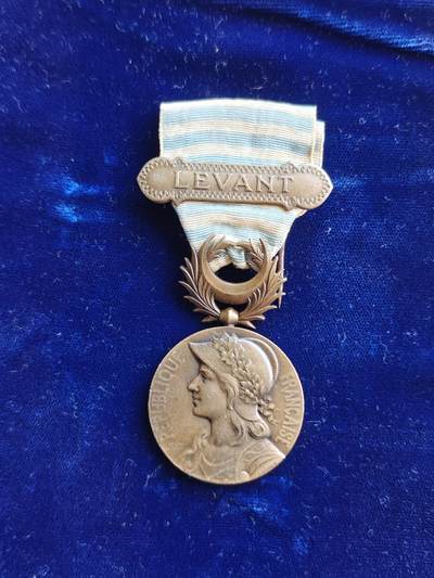 世界精品徽章拍卖 法国勒凡特战役章，比较稀少的一枚战役章，该战役章于1922年7月18日设立，授予参加叙利亚和西里西亚军事行动的法国军队。带铜质勒凡特勋条（服役期在 1918 年 11 月 11 日至 1921 年 10 月 20 日之间），品相如图