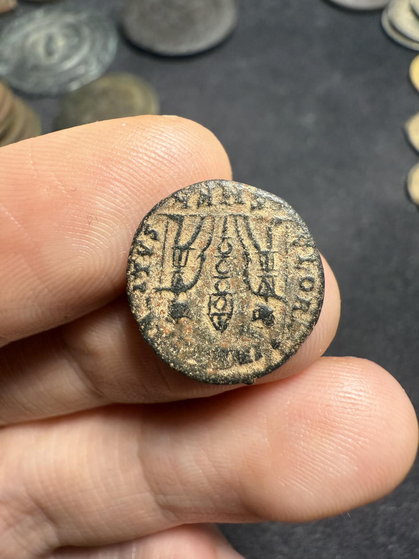 南宋泉阁俄币 外币 国币 专场第九期【送拍无额外佣金】 古罗马 公元337-340年 君士坦丁二世小铜币 士兵守护军旗 细节还不错 好品