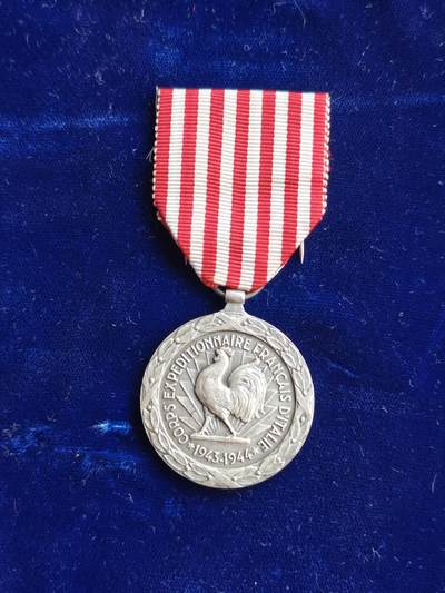 世界精品徽章拍卖 二战法国1943-1944意大利战役章，1953年4月1日设立，授予1943-1944年参与意大利军事行动的法国远征军官兵，品相如图。