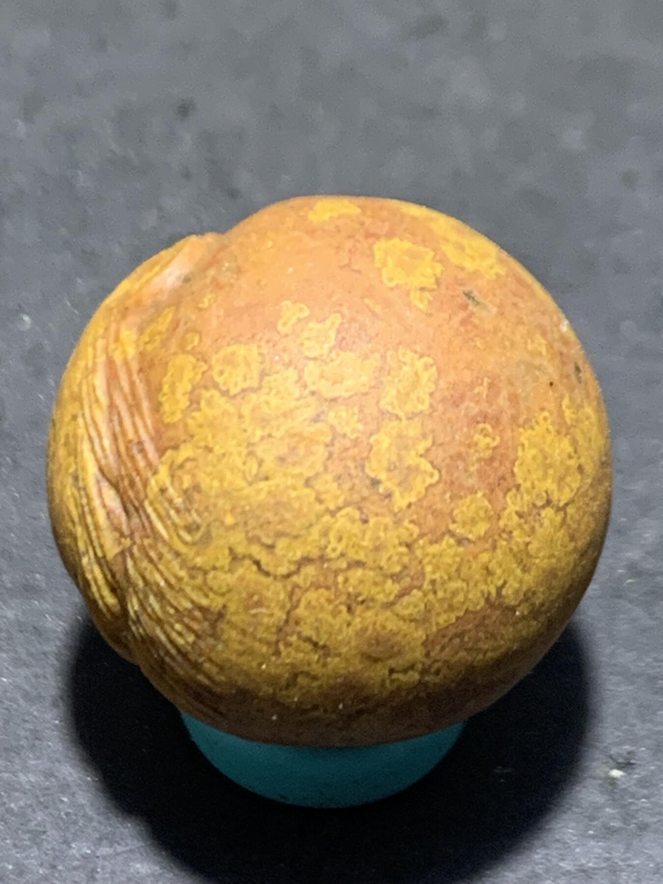 精美亚光黄金草花纹战国红玛瑙手工俏色巧雕金钱豹圆珠一个，