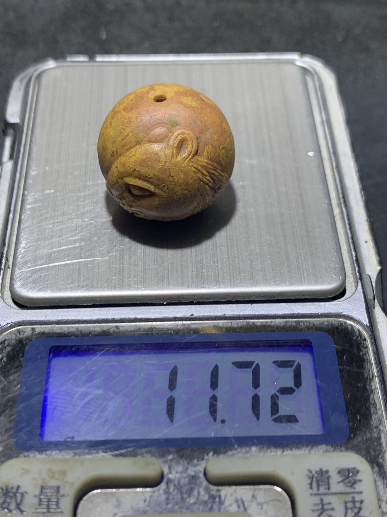 精美亚光黄金草花纹战国红玛瑙手工俏色巧雕金钱豹圆珠一个，