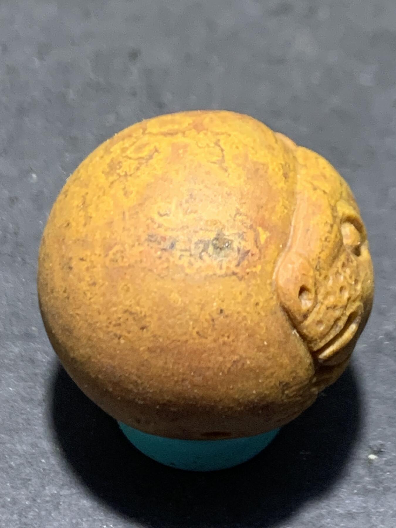 精美亚光黄金草花纹战国红玛瑙手工俏色巧雕金钱豹圆珠一个，