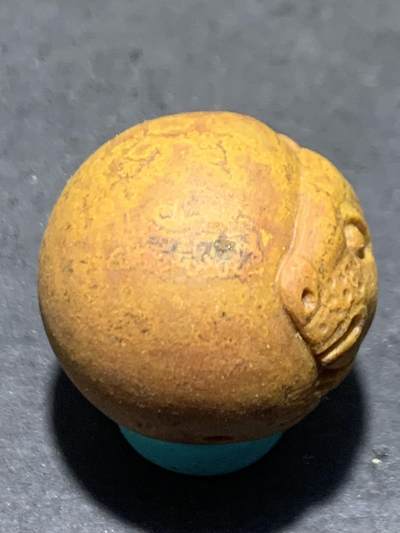 精美亚光黄金草花纹战国红玛瑙手工俏色巧雕金钱豹圆珠一个， 精美亚光黄金草花纹战国红玛瑙手工俏色巧雕金钱豹圆珠一个，