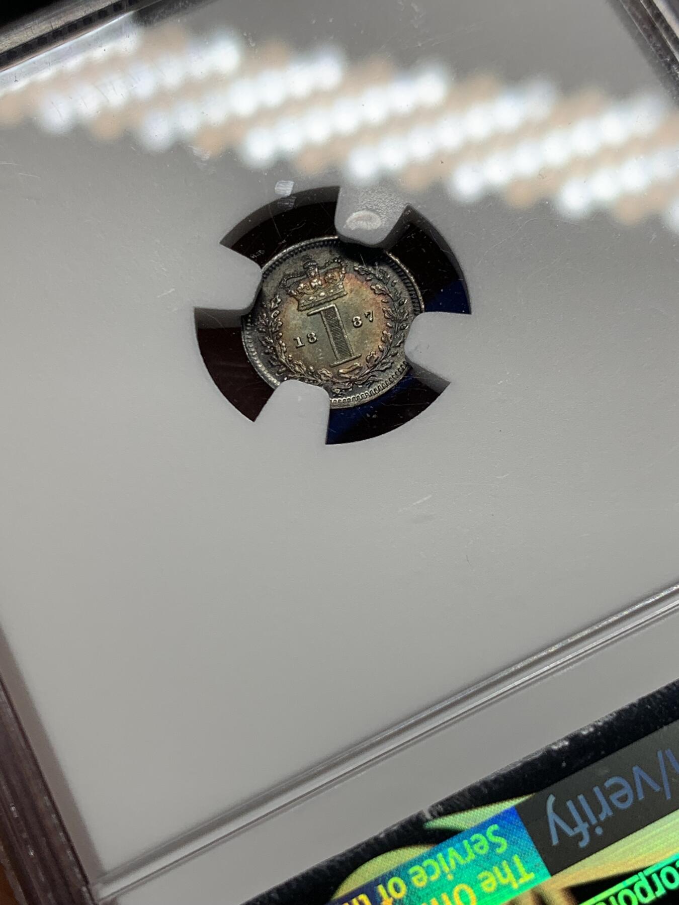 《竞宝斋》第372场 周日，周一 2场连拍 （全场包邮） NGC MS63 英国1887年小维濯足节1便士银币，黑包浆+环五彩，状态极佳，低评。濯足便士通常成套，且易有瘸腿分，单枚不好找，此枚凑套佳品。