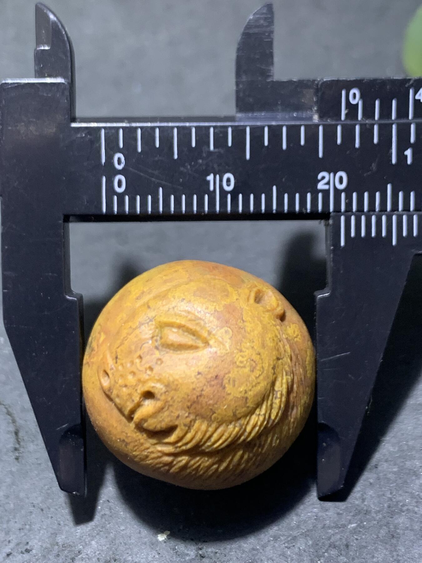 精美亚光黄金草花纹战国红玛瑙手工俏色巧雕金钱豹圆珠一个，