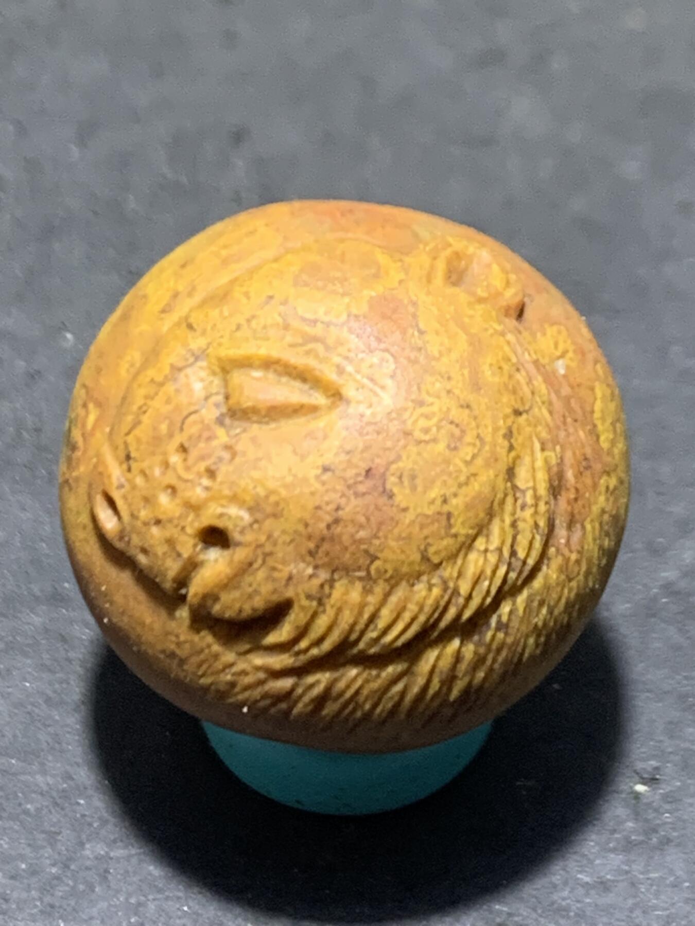 精美亚光黄金草花纹战国红玛瑙手工俏色巧雕金钱豹圆珠一个，