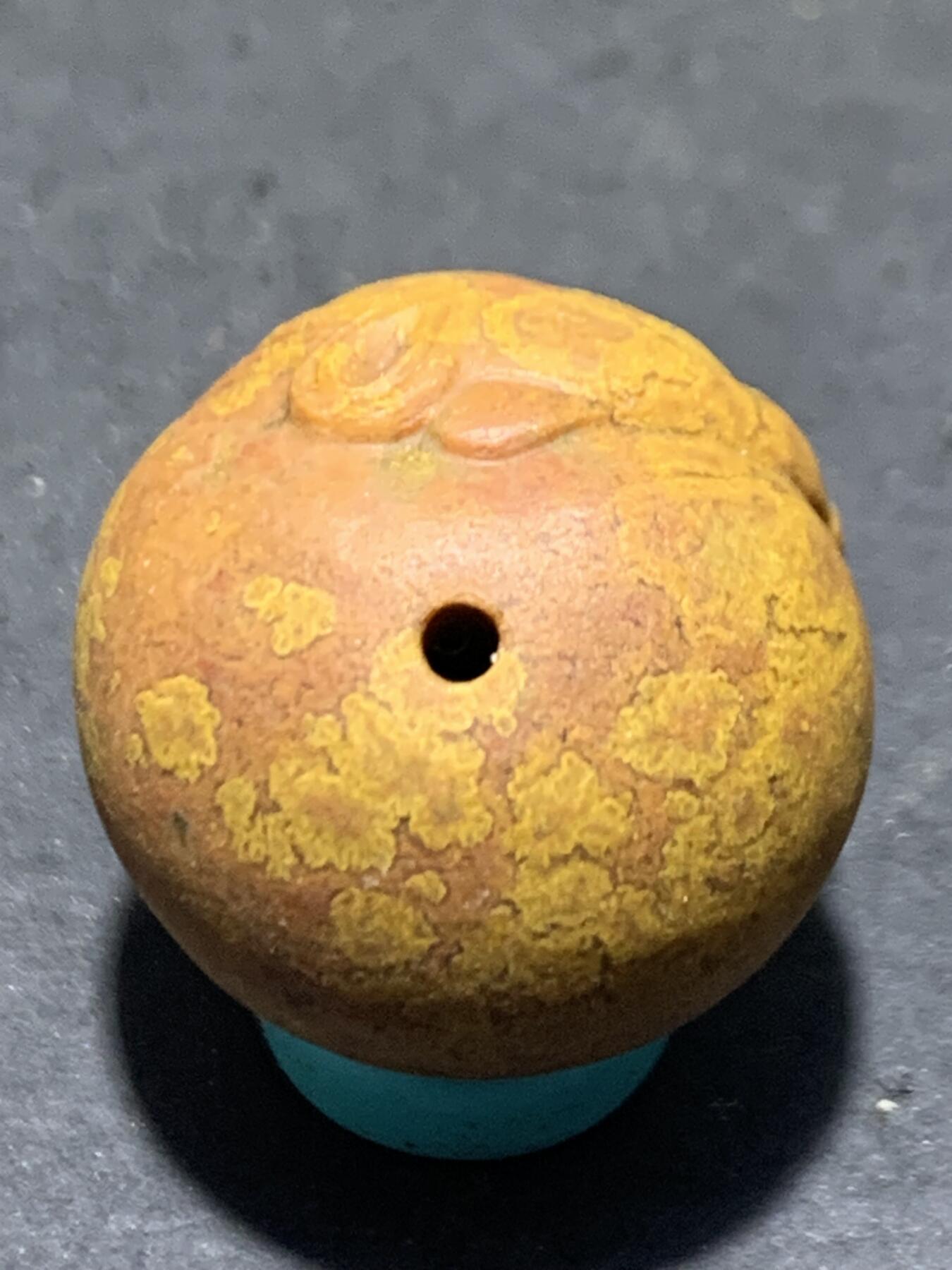 精美亚光黄金草花纹战国红玛瑙手工俏色巧雕金钱豹圆珠一个，