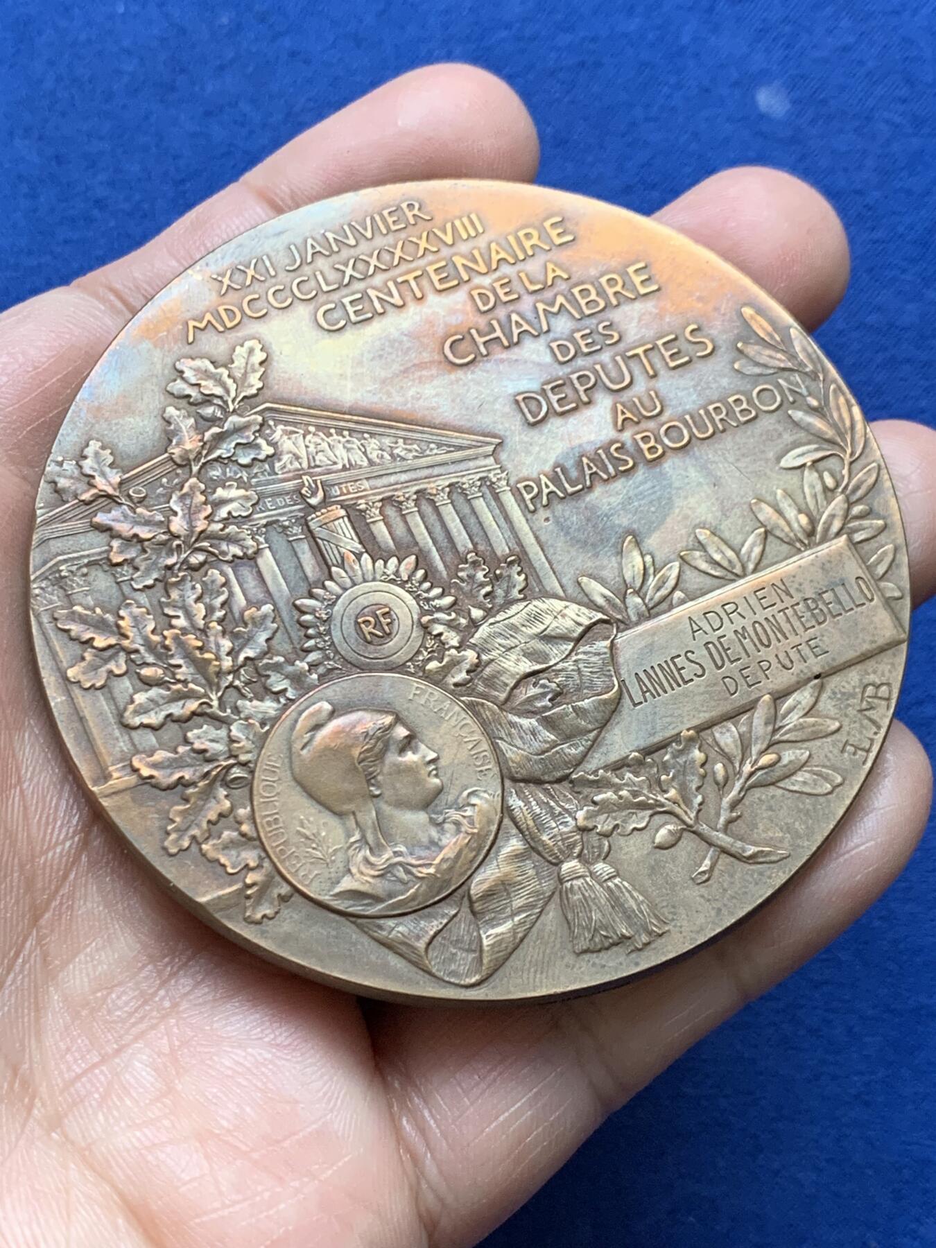 《竞宝斋》第372场 周日，周一 2场连拍 （全场包邮） 1898年法国众议院波旁宫百年纪念大铜章 带原盒（盒子上面文字对应） 173.7克 72.2mm 丰饶角铜标