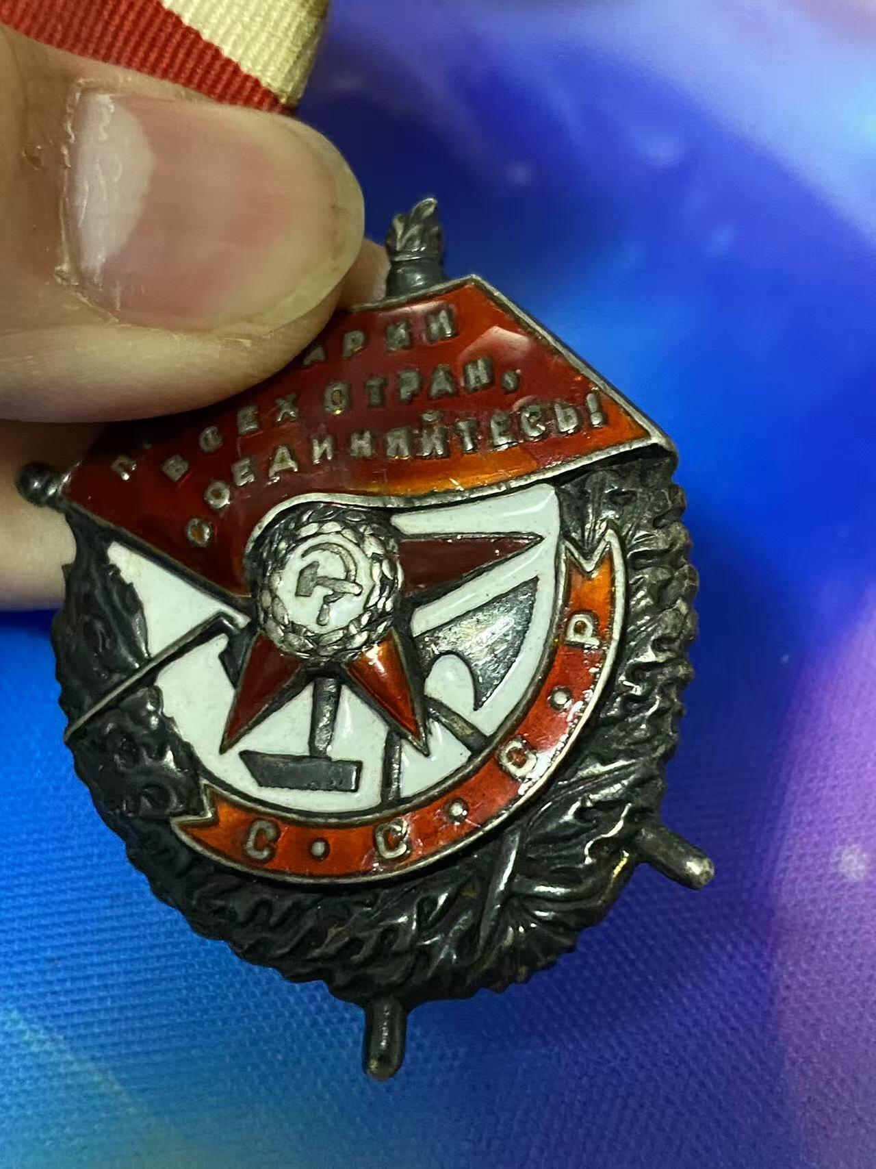 苏联勋章奖章4月19日晚上九点结束在麦稀奇 找不到的加我qq或者微信都是184277308备注苏章拍卖。最好加微信群每次都会通知还有提前可以一口价的 最近会持续拍卖一些东西。 苏联二战红旗勋章 128336  部分珐琅候补 有剥皮 原环未开 Червяк Александр Федосеевич 中尉 107近卫反坦克歼击炮兵团排指挥员 强渡维斯瓦河和扩大左岸登陆场 消灭了1个迫击炮连，压制了第2个，还消灭了敌军的3个机枪火力点，压制了2个机枪火力点，此外击溃和歼灭了1个步兵连 非常好的早期战功红旗 照片也非常帅气