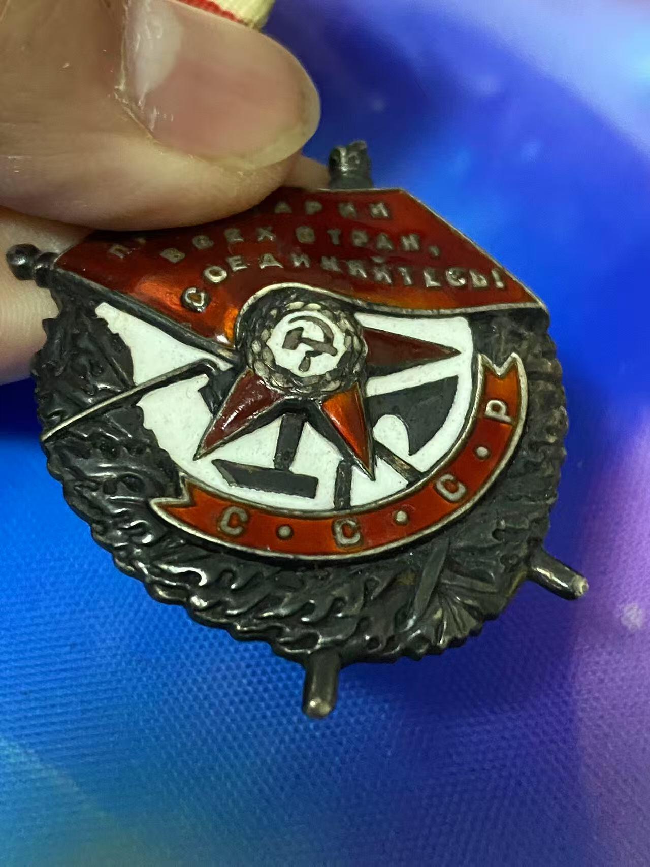 苏联勋章奖章4月19日晚上九点结束在麦稀奇 找不到的加我qq或者微信都是184277308备注苏章拍卖。最好加微信群每次都会通知还有提前可以一口价的 最近会持续拍卖一些东西。 苏联二战红旗勋章 128336  部分珐琅候补 有剥皮 原环未开 Червяк Александр Федосеевич 中尉 107近卫反坦克歼击炮兵团排指挥员 强渡维斯瓦河和扩大左岸登陆场 消灭了1个迫击炮连，压制了第2个，还消灭了敌军的3个机枪火力点，压制了2个机枪火力点，此外击溃和歼灭了1个步兵连 非常好的早期战功红旗 照片也非常帅气