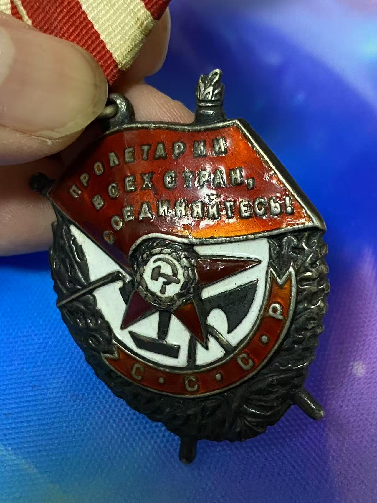 苏联勋章奖章4月19日晚上九点结束在麦稀奇 找不到的加我qq或者微信都是184277308备注苏章拍卖。最好加微信群每次都会通知还有提前可以一口价的 最近会持续拍卖一些东西。 苏联二战红旗勋章 128336  部分珐琅候补 有剥皮 原环未开 Червяк Александр Федосеевич 中尉 107近卫反坦克歼击炮兵团排指挥员 强渡维斯瓦河和扩大左岸登陆场 消灭了1个迫击炮连，压制了第2个，还消灭了敌军的3个机枪火力点，压制了2个机枪火力点，此外击溃和歼灭了1个步兵连 非常好的早期战功红旗 照片也非常帅气