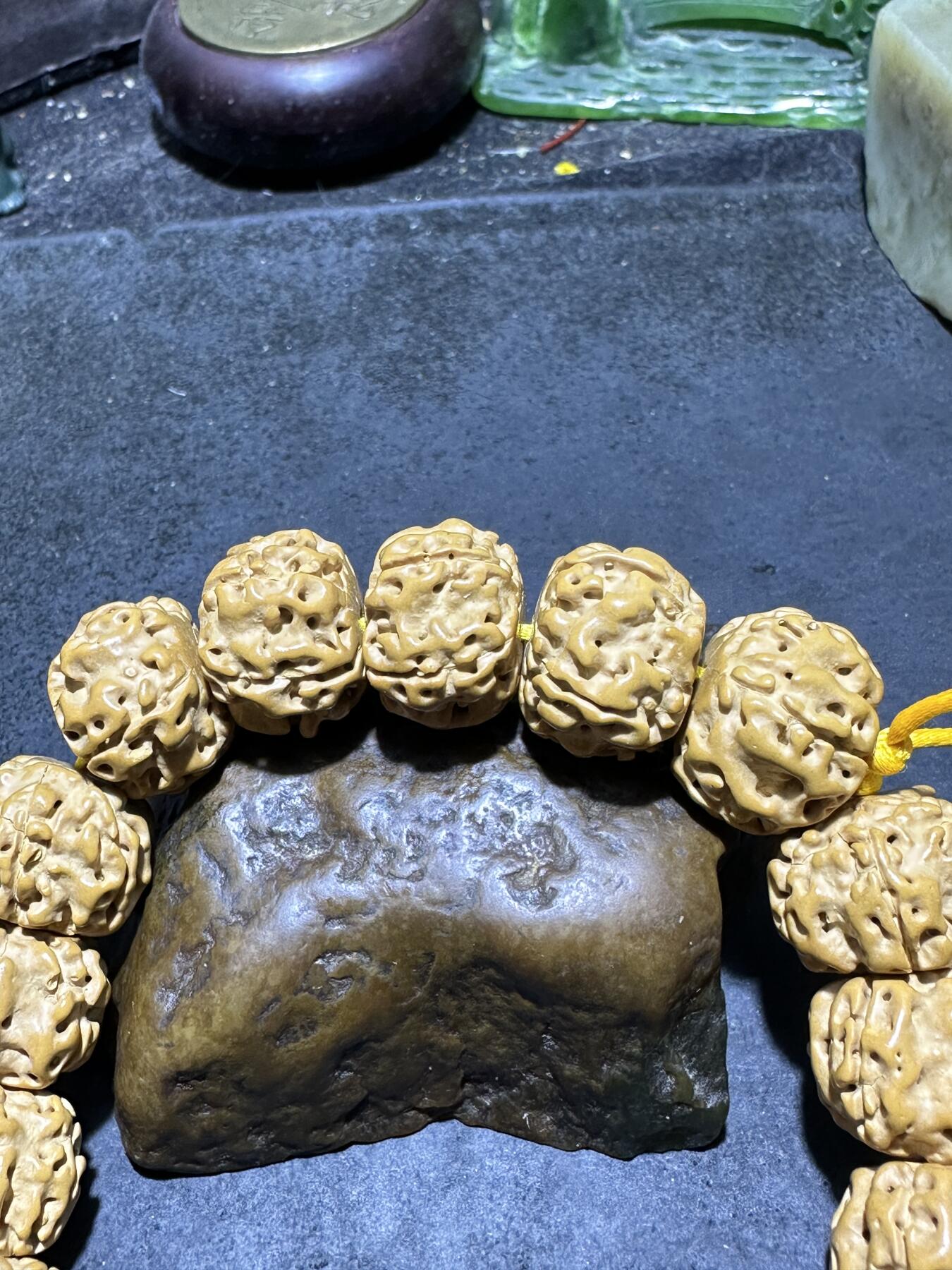 精美勿里达藏式宽龙金刚菩提手串一条 ，