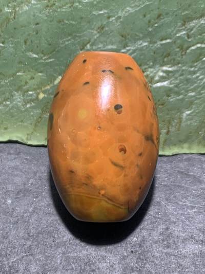 精美亚光三色战国红玛瑙手工雕刻佛字风化纹桶珠一颗！ 精美亚光三色战国红玛瑙手工雕刻佛字风化纹桶珠一颗！