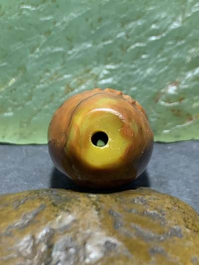 精美亚光三色战国红玛瑙手工雕刻佛字风化纹桶珠一颗！ 精美亚光三色战国红玛瑙手工雕刻佛字风化纹桶珠一颗！