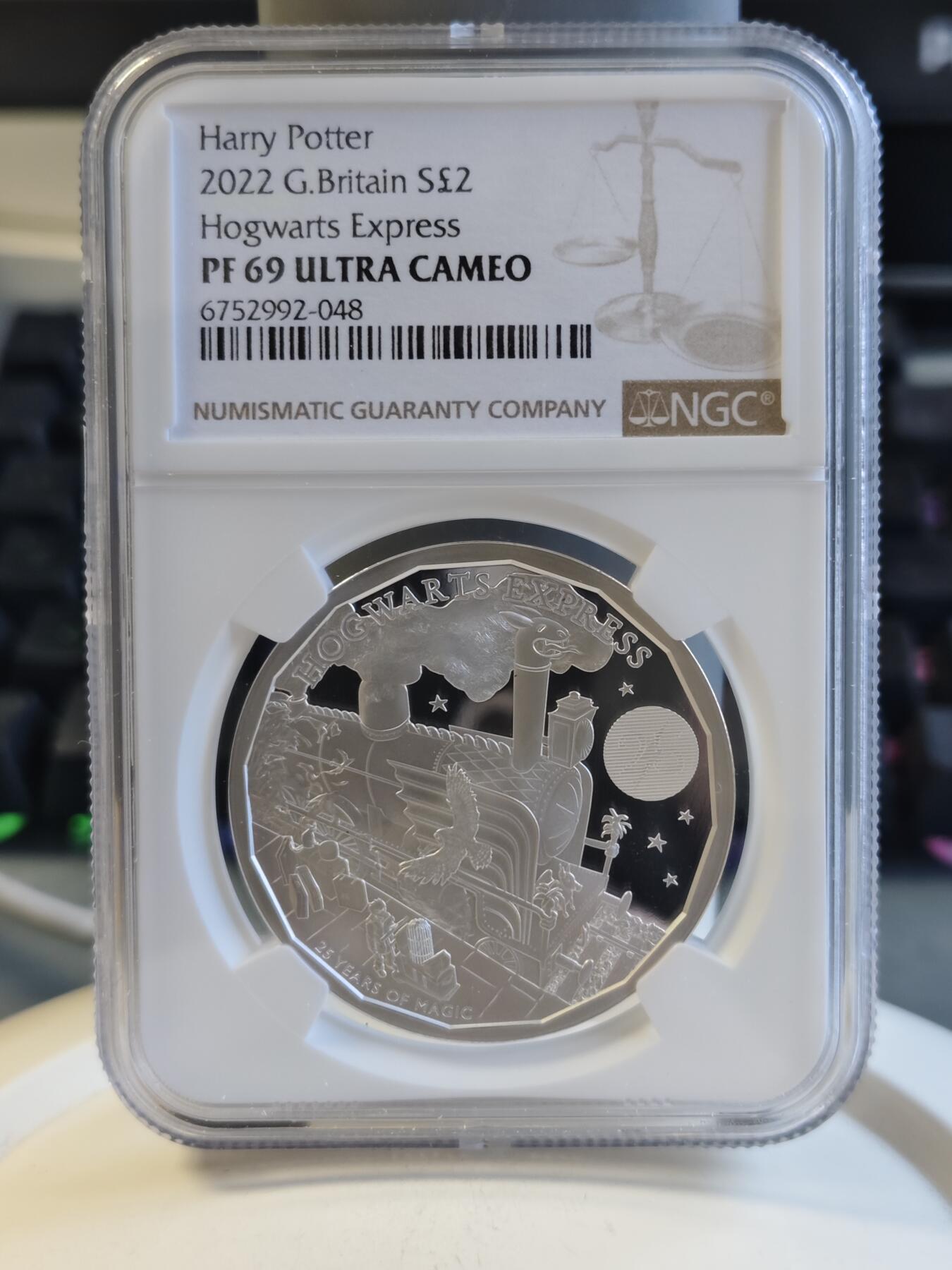 第168期拍卖【长期征集拍品】 英国2022年发行哈利波特出版25周年2英镑精制纪念银币NGC-PF69原盒证书，999银，发行15000枚