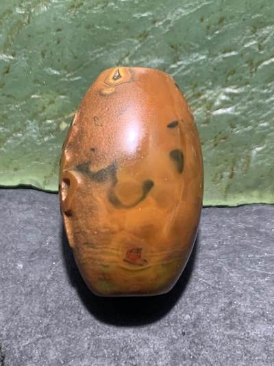 精美亚光三色战国红玛瑙手工雕刻佛字风化纹桶珠一颗！ 精美亚光三色战国红玛瑙手工雕刻佛字风化纹桶珠一颗！