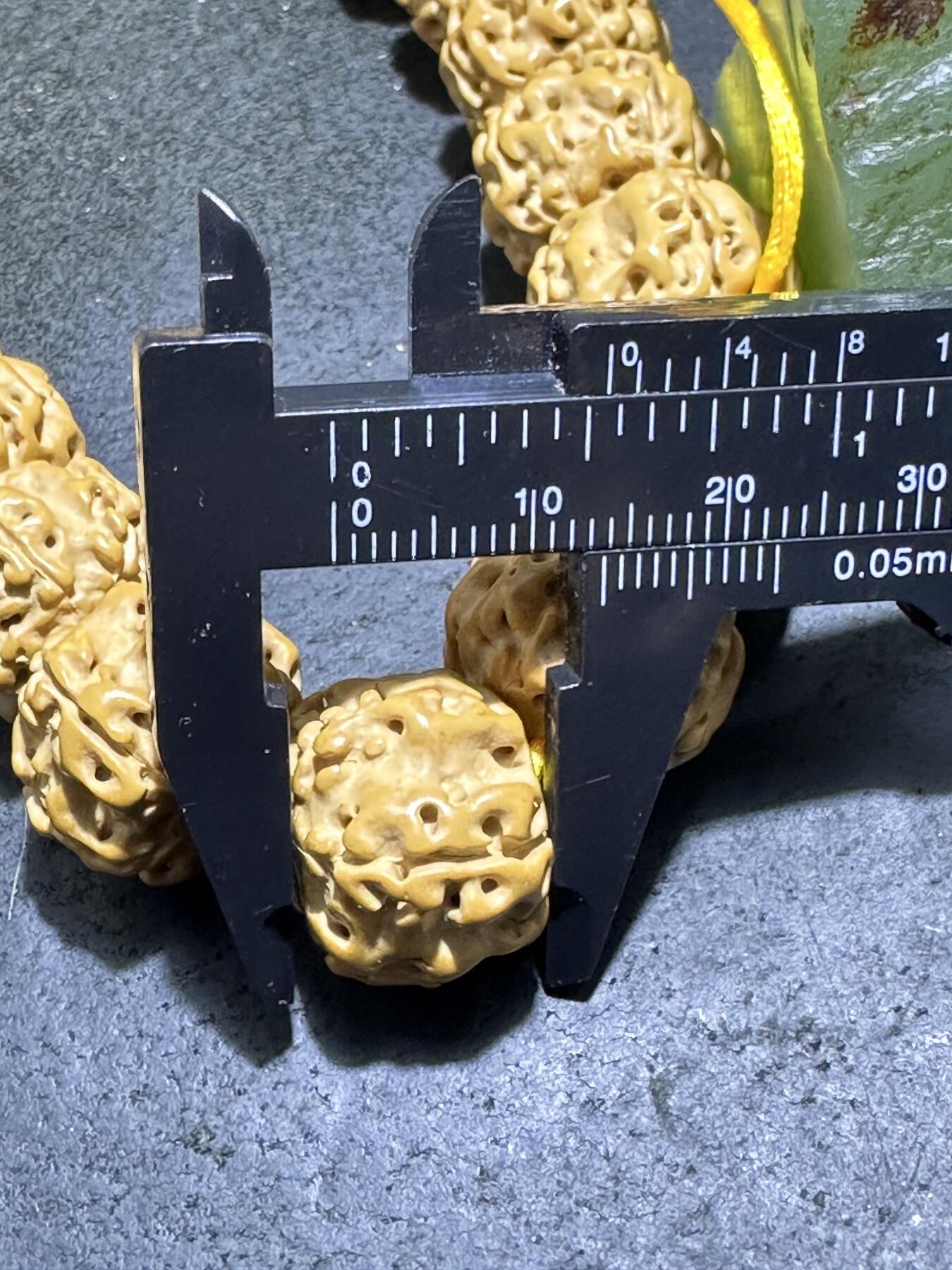 精美勿里达藏式宽龙金刚菩提手串一条 ，
