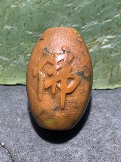 精美亚光三色战国红玛瑙手工雕刻佛字风化纹桶珠一颗！ - 精美亚光三色战国红玛瑙手工雕刻佛字风化纹桶珠一颗！