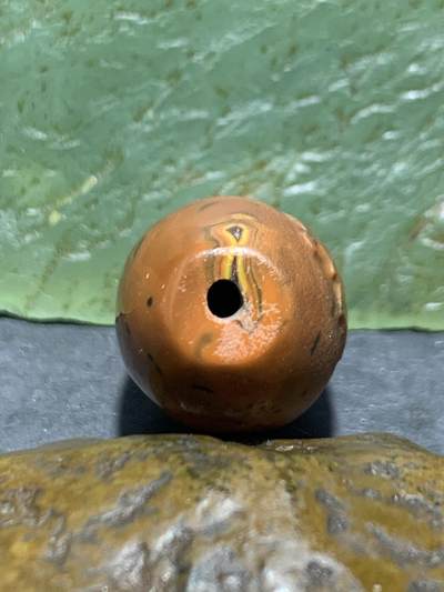 精美亚光三色战国红玛瑙手工雕刻佛字风化纹桶珠一颗！ 精美亚光三色战国红玛瑙手工雕刻佛字风化纹桶珠一颗！