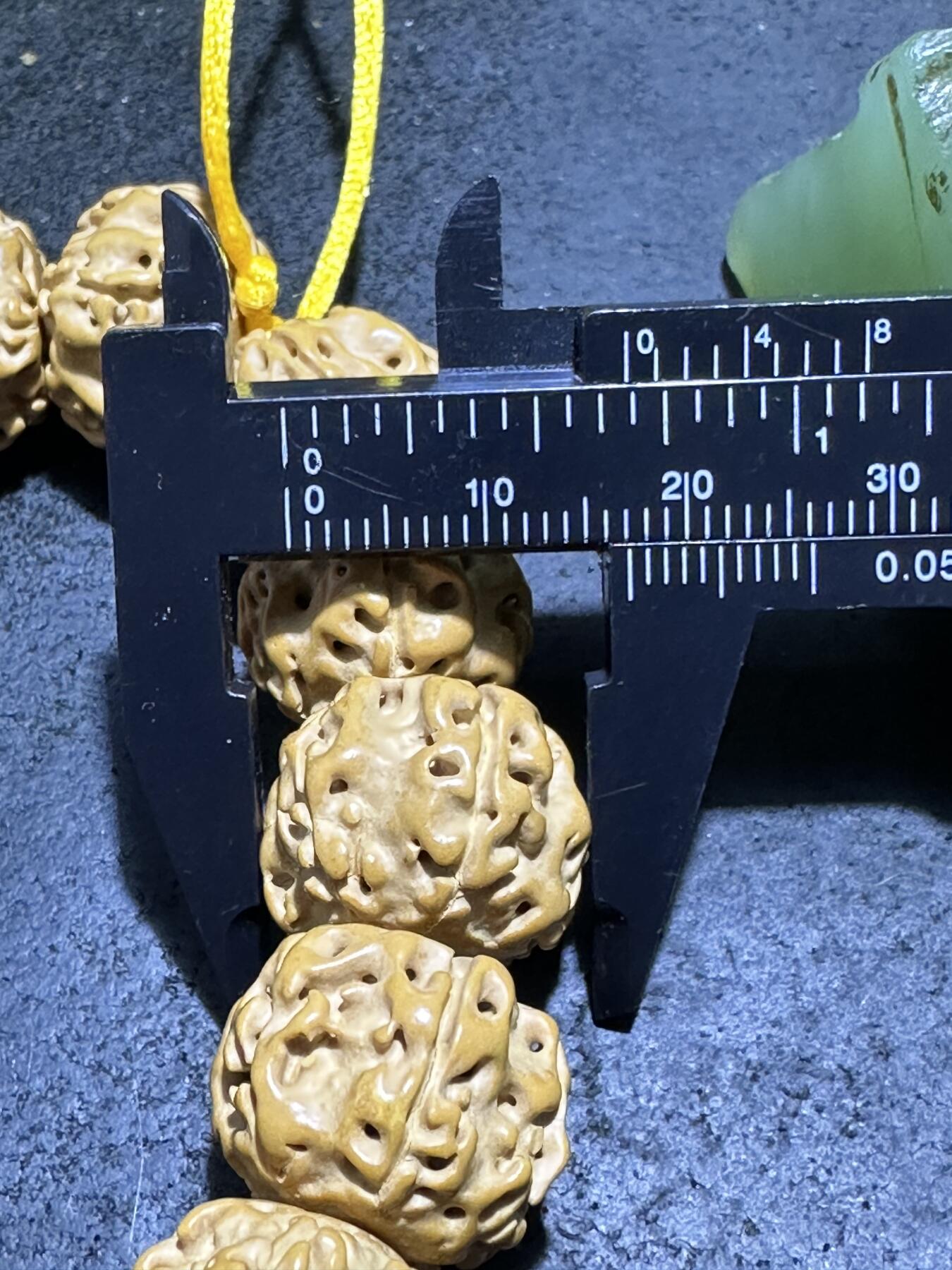 精美勿里达藏式宽龙金刚菩提手串一条 ，