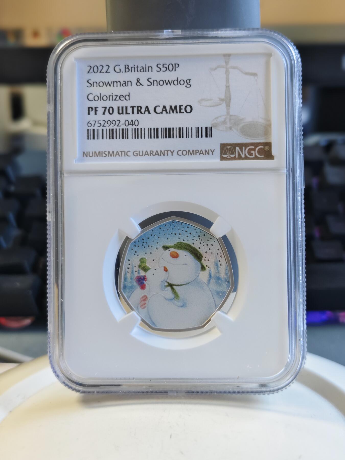 第168期拍卖【长期征集拍品】 英国2022年发行雪人与雪犬50便士彩色纪念银币NGC-PF70原盒证书，925银，发行5000枚