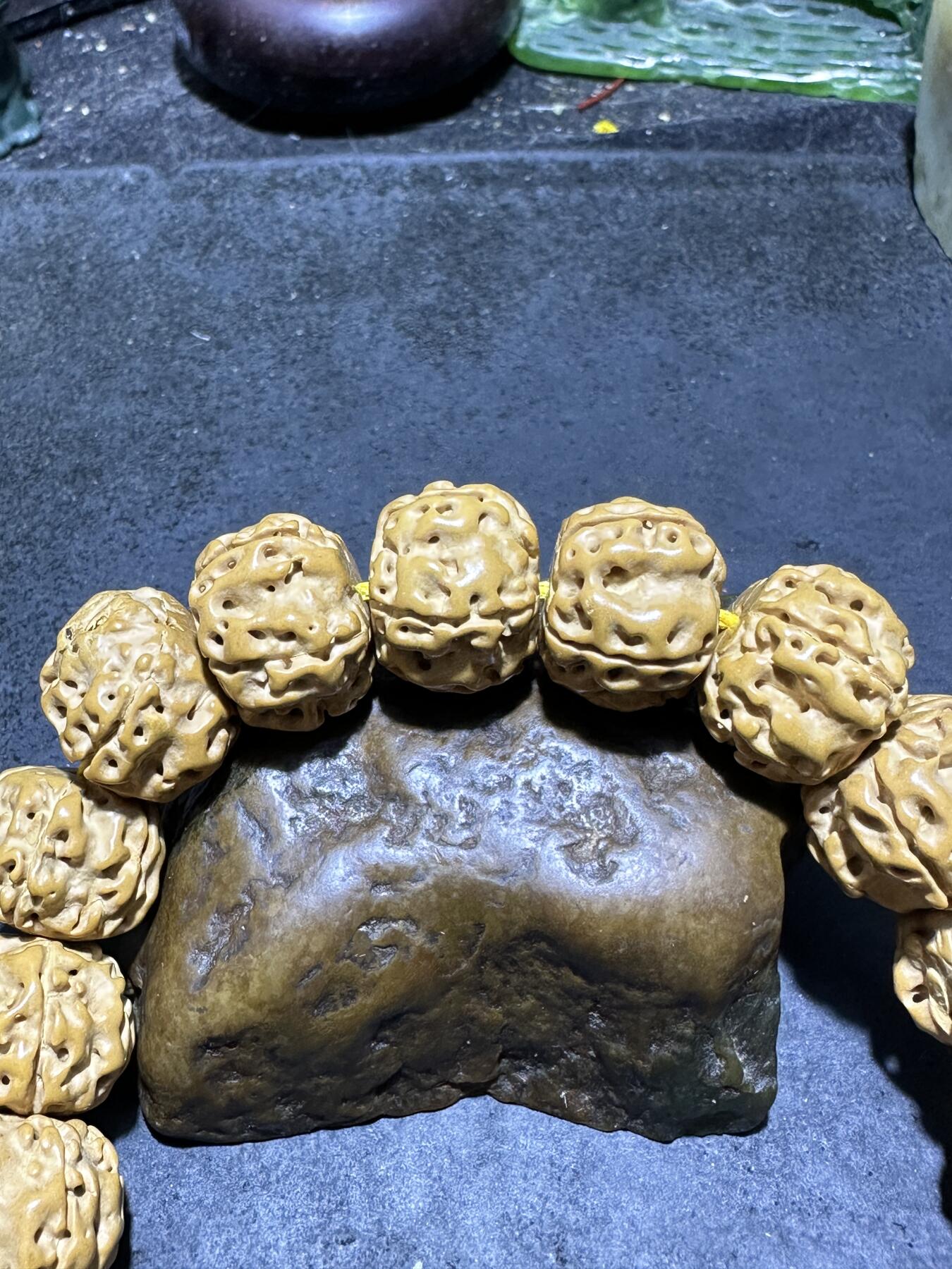 精美勿里达藏式宽龙金刚菩提手串一条 ，