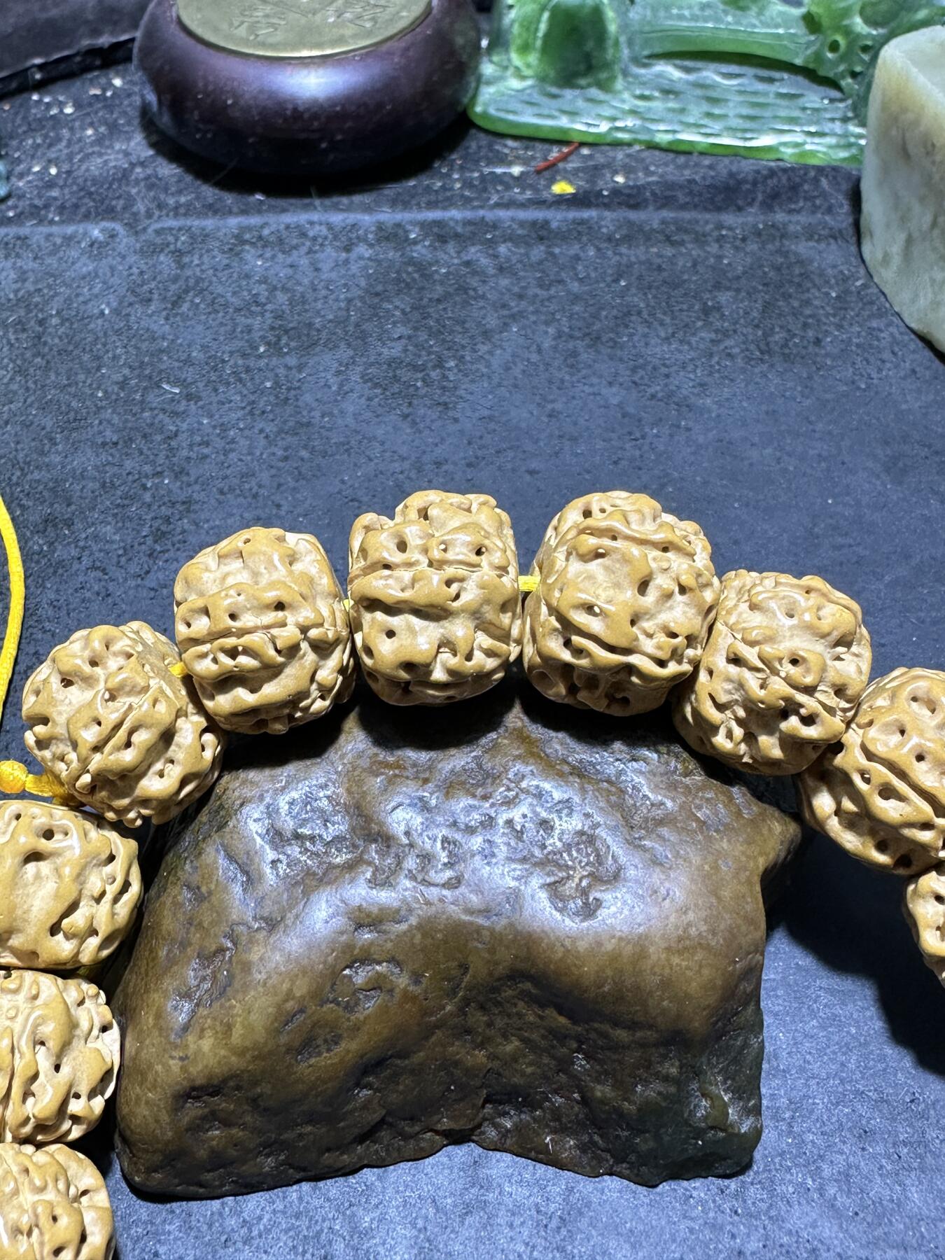 精美勿里达藏式宽龙金刚菩提手串一条 ，