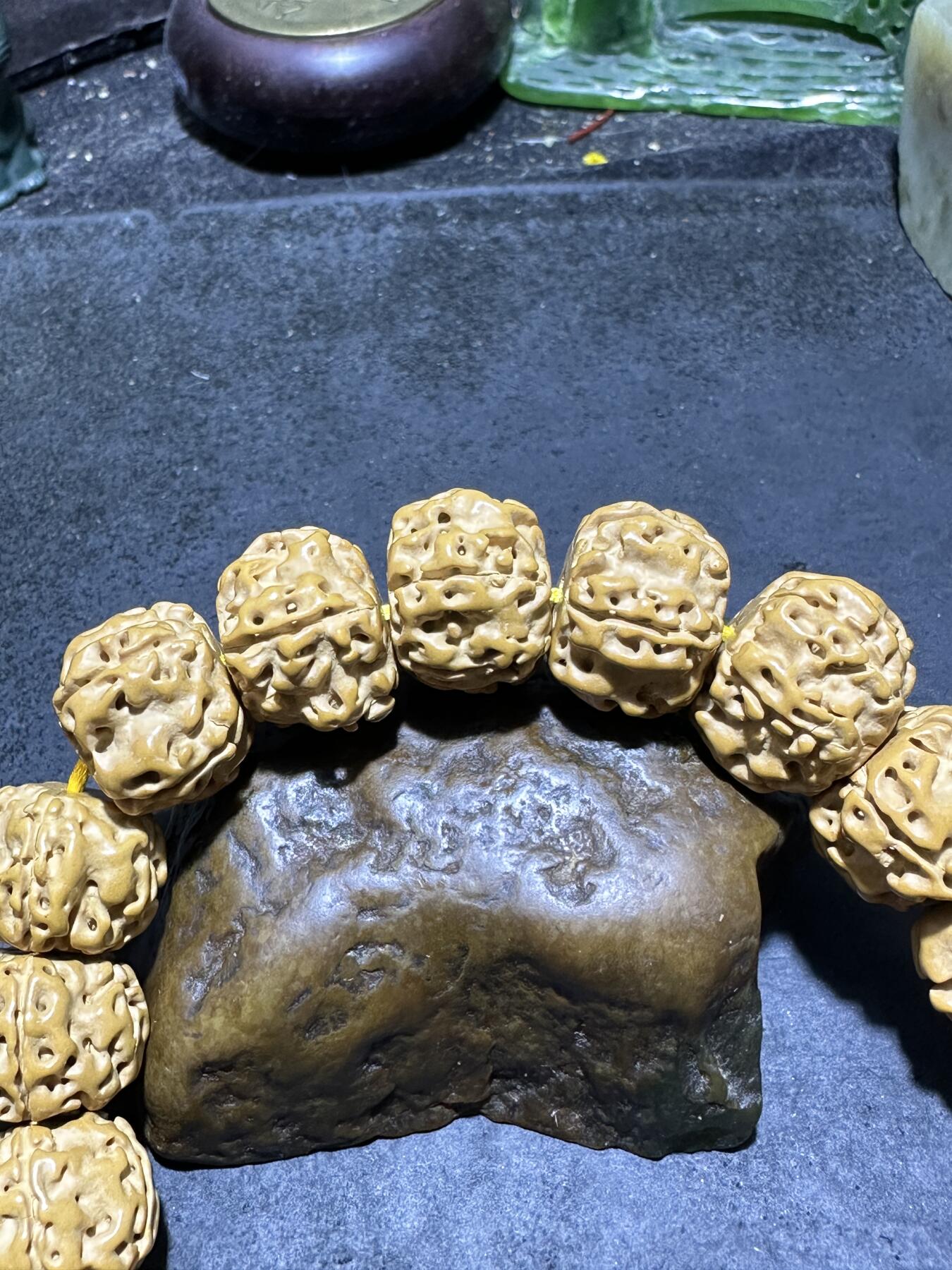 精美勿里达藏式宽龙金刚菩提手串一条 ，