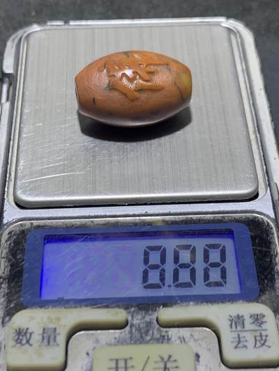 精美亚光三色战国红玛瑙手工雕刻佛字风化纹桶珠一颗！ 精美亚光三色战国红玛瑙手工雕刻佛字风化纹桶珠一颗！