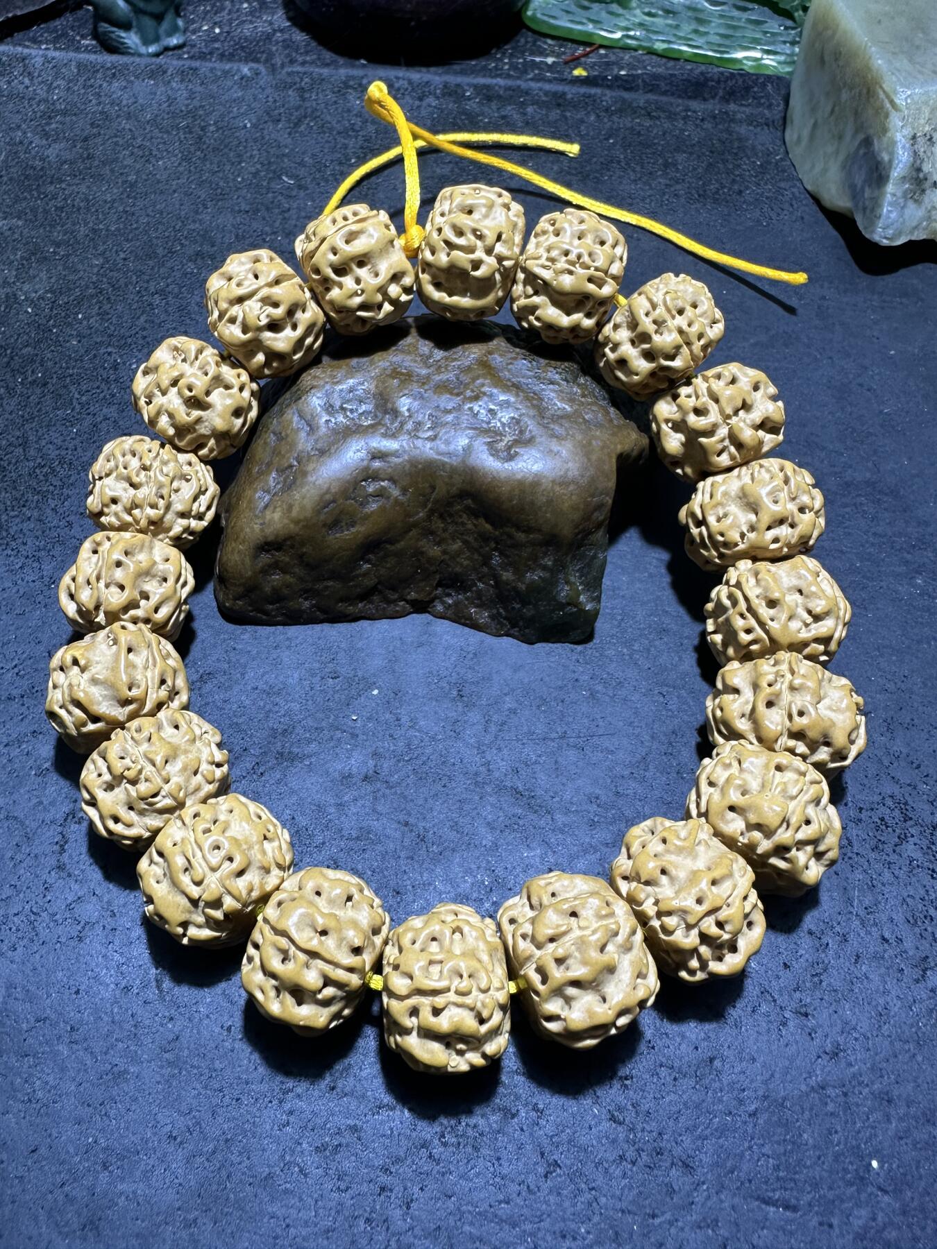 精美勿里达藏式宽龙金刚菩提手串一条 ，