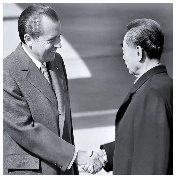 联合国1972年 美国总统尼克松访华 和周总理毛主席握手高浮雕精制大镀银章 42MM   