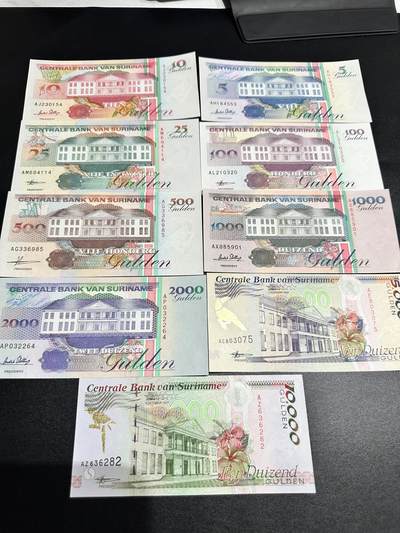 《外钞收藏家》第五百一十四期（精美套币、牛货场）（长期征集拍品、欢迎联系） - 苏里南5-1万盾 9张一起 全新UNC