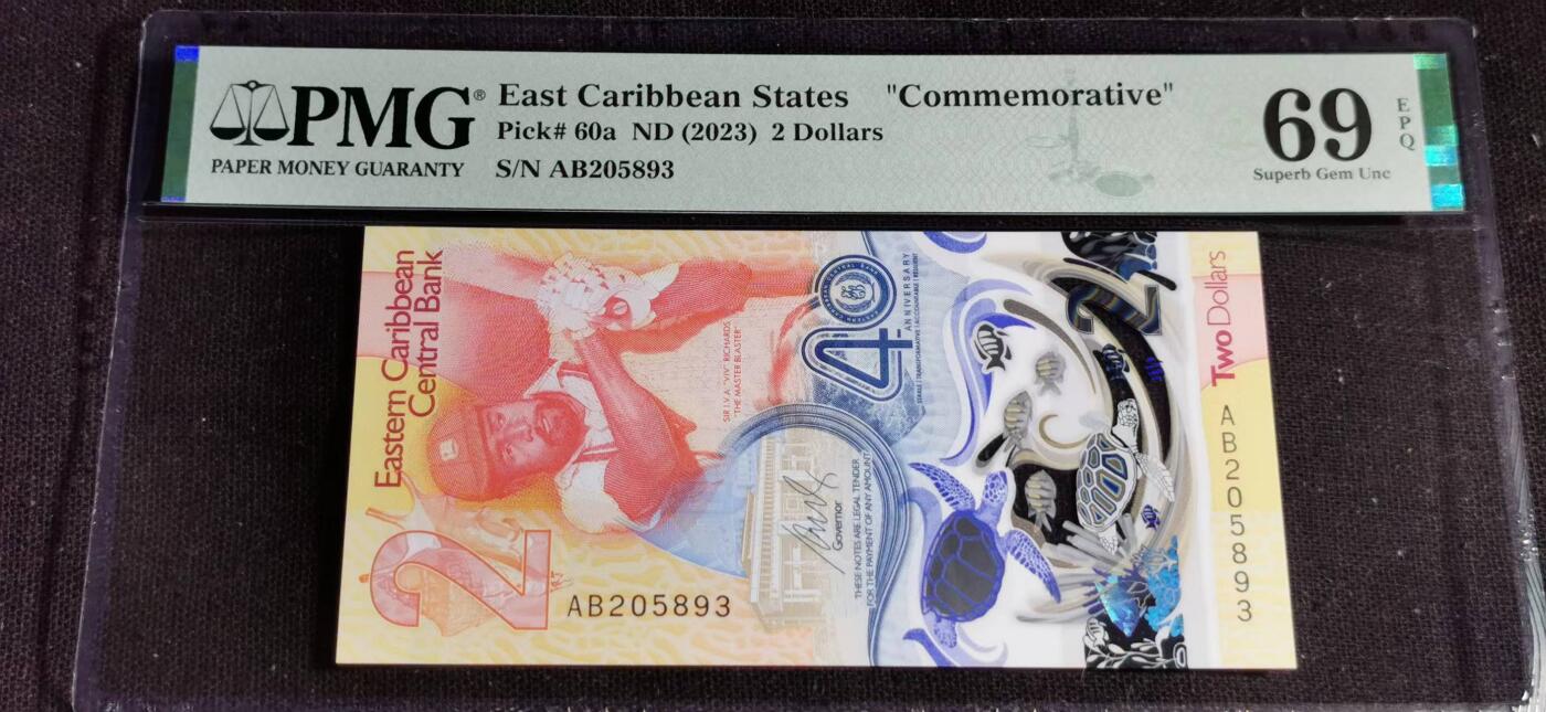 刘世昌艺术品销售中心～虎踞龙蟠*金杨在线联拍群第514期 东加勒比2023年“央行成立40周年”2元纪念钞（PMG 69E 号码：AB205893）1枚。此币荣获当年IBNS“世界最佳纸币”大奖。