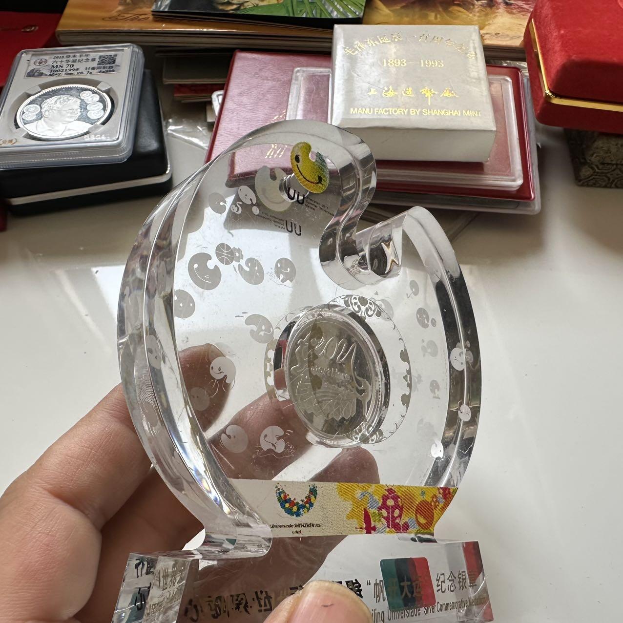 🌹外币初藏🌹🐯2025年第39场  每周二四六晚8️⃣点 接代拍 2011年深圳大运会1/3盎司银章 水晶座磁吸可打开