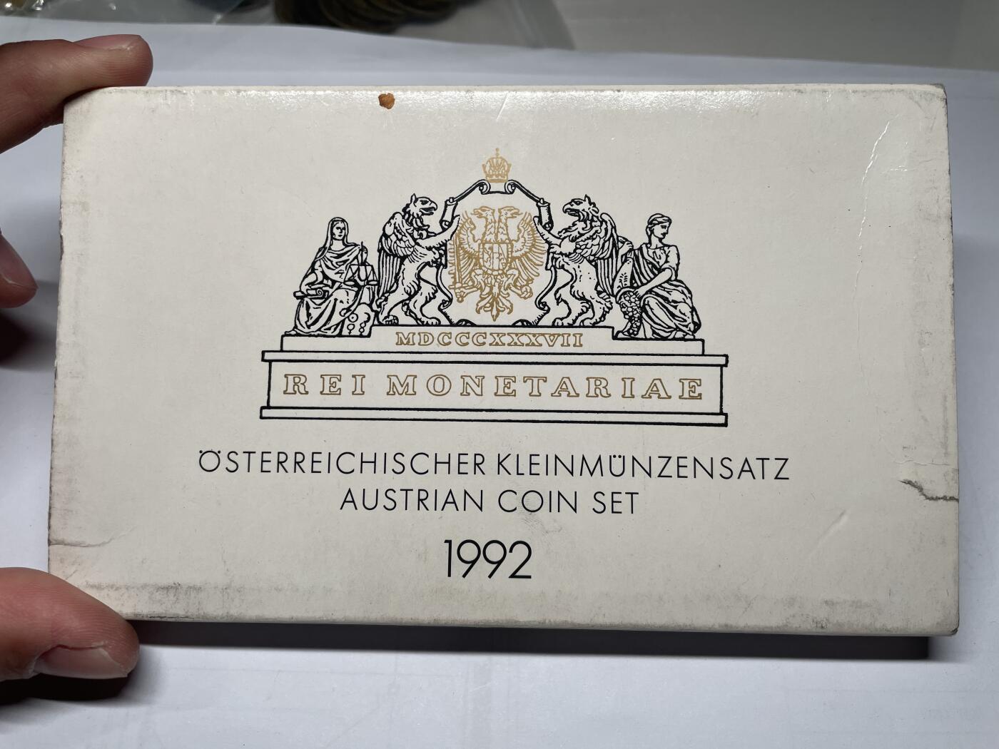 2025年集古藏今外币拍卖第四期-第8场—（总第228拍），可以寄存60天，满160元包邮。 1992年奥地利套币1盒