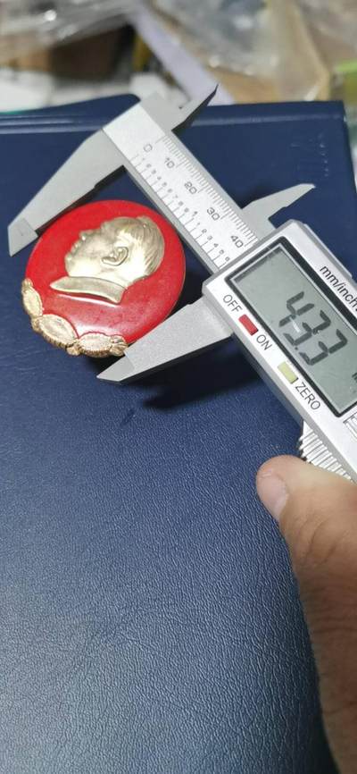 毛主席像章拍场，都是部队章 🔥🔥🔥🔥毛主席像章，43.3毫米，背面有铭文：中国人民解放军  总字819部队